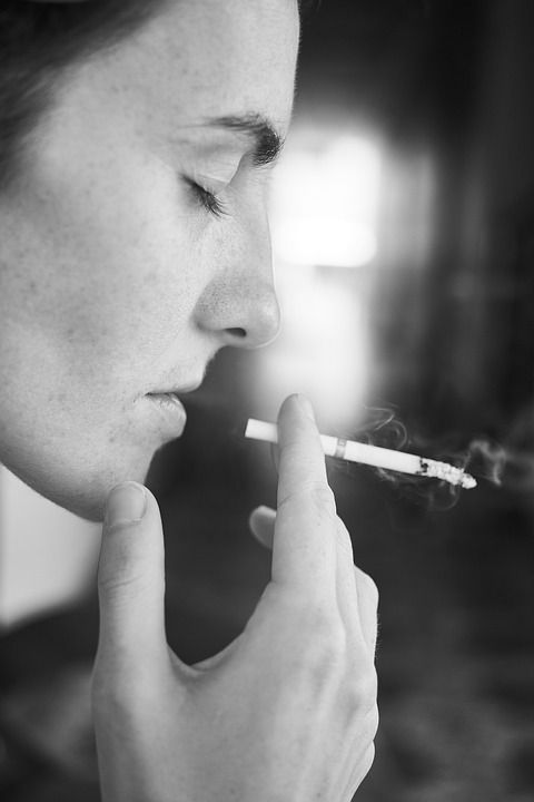 香烟 依赖 女子 肖像 摄影 尼古丁 年轻模特 眼睛 一个人