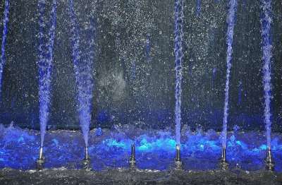 水 喷泉 点亮 丰富多彩的 水上游戏 注入 气泡 湿的