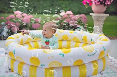 婴儿 气泡 水池 夏日狂欢 夏天 孩子玩泡泡 水池中的气泡