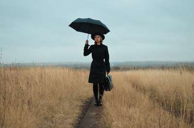 女士 神秘 游客 旅行 独自的 孤独 伤心 女性 雨伞 踪迹