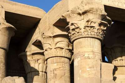 埃及 Kom-Ombo 柱廊 寺庙 天棚 雕塑 算盘 脊柱