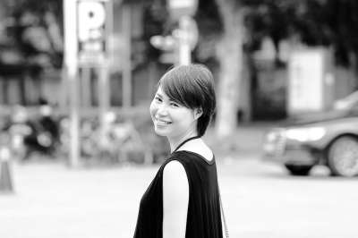 美女 漂亮 好看 女人 面对 街 黑与白 微笑 转身 过马路