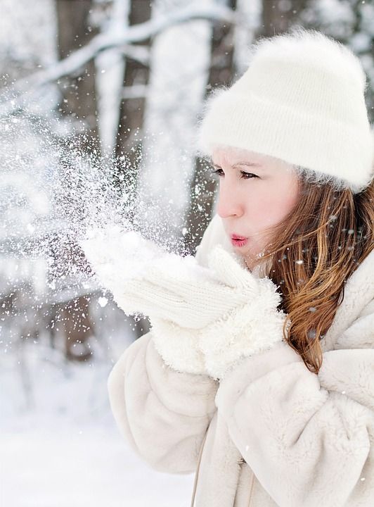 冬天 雪 寒冷的 圣诞节 霜 女人吹雪 吹雪 下雪的 降雪