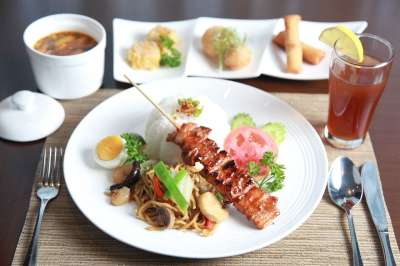 猪肉烧烤 面条 午餐套餐 猪肉 一顿饭 食物 烧烤 蛋 中国人