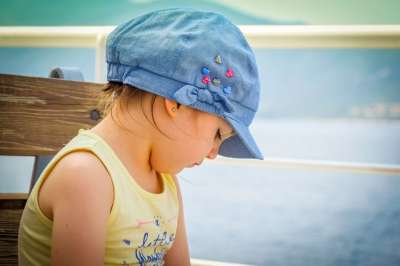 女孩 童年 孩子 快乐的 肖像 女儿 人 旅行 夏天 户外