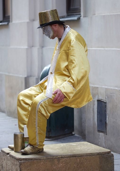街头艺人 悬浮 幻术师 街头表演 男人 戏服 帽子 面具 错觉