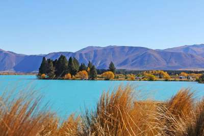 绿松石 水库 湖 令人惊叹 美丽的 风景秀丽的 山 秋天 旅行