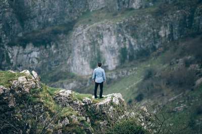 人们 家伙 男人 旅行 独自的 冒险 高地 看法 山 绿色
