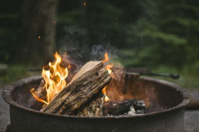 火 寒意 营火 壁炉 晚上 日志 红色的 火焰 树 篝火