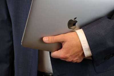 男人 手 Macbook 数码笔记本 笔记本电脑 计算机 苹果产品