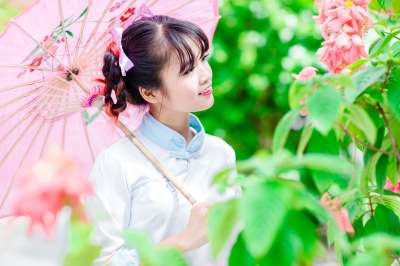 女孩 青少年 花园 女性 微笑 绿色花园 绿色的微笑 绿色园艺