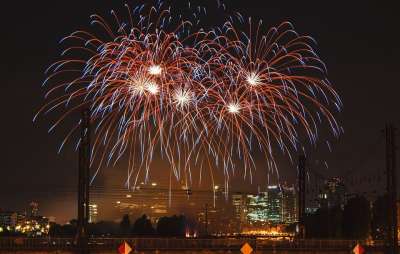 烟花 新的一年 庆典 传统的 城市 烟火 夜晚 节日 爆炸