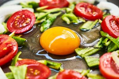 蛋 黄色 煎蛋卷 Menemen 辣椒 洋葱 蔬菜 红色 健康