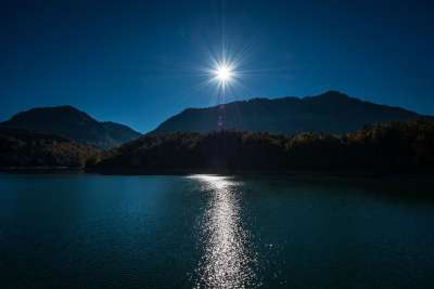 夜晚 天空 月亮 光 山 高地 景观 湖 海 水 反射