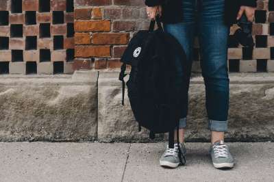 人们 常设 等待 背包 包 旅行 户外的 牛仔裤
