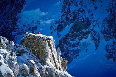 法国 徒步旅行者 远足 图 山 谷 沟壑 峡谷 雪 冰 冬天