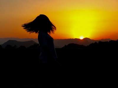 夕阳 美女 山