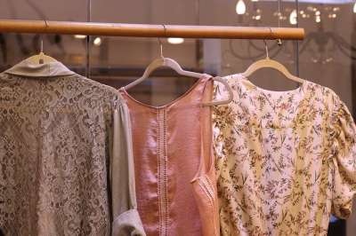 时尚 衣服 衬衫 精品 女性 衣架 店铺 棕色时尚 棕色购物