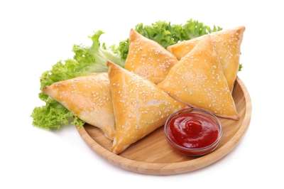 巧手 印度菜 东方美食 素食咖喱角 蔬菜咖喱角 印度食品 孤立