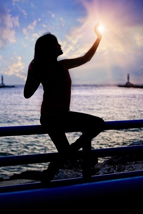 轮廓 日落 女孩 海滩 黄昏
