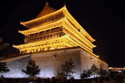 西安 中国 寺庙 建造 夜晚 晚上 灯 剪影 树木 辉光