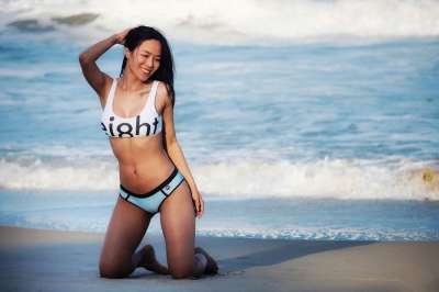 比基尼 美丽的女孩 性感的 海滩 波浪 日落 亚洲 越南 岘港