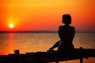 年轻女子 水 黎明 夏天 户外 水中倒影 海滩 女人 美容