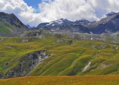 月球景观 阿尔卑斯山 海拔高度 西斜的。 碎石斜坡上 秃