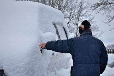 冬天 男人 汽车 雪 残疾 车辆 冷冻 成人 寒冷的 雪荷载