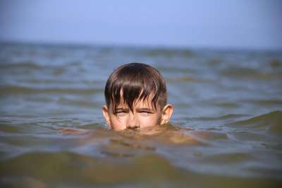 马蹄 海 儿童 男孩 看 纵向 头发 眼睛 脸 水 海浪