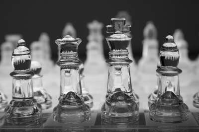 象棋 国际象棋游戏 棋盘上的棋子 王 女士 赛跑者 游戏 战略