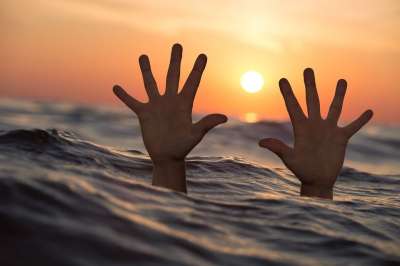 溺水 男人 海 手 溺水的人 日落 海洋 斗争 存活 死亡