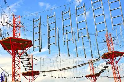 天空 云 操场 成年人的游乐场 攀登 休息 冒险 冒险公园 高中