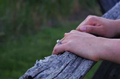 手 手指 戒指 订婚 爱 女士 浪漫 快乐的 浪漫的 美丽的