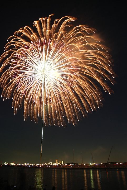 雨 烟花 Hanabi 丰富多彩的 庆典 颜色 爆炸 爆裂 夜晚