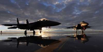我们空军 F 15E 喷气战斗机 飞机 天空 云 日落 轮廓