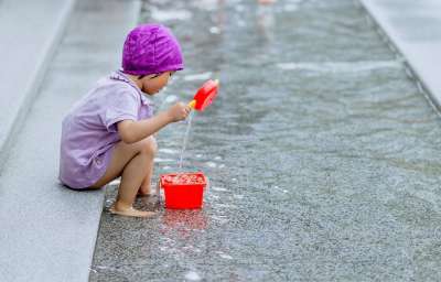 女孩 播放 玩耍 游戏 水上运动 水边 童年