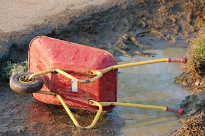 手推车 独轮车 玩具 儿童玩具 泥 水坑 园艺 花园 运输