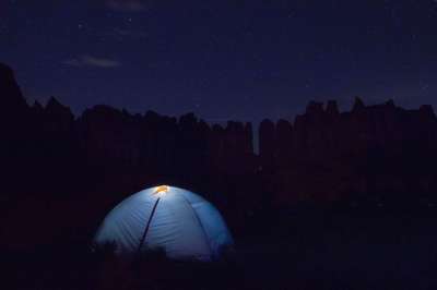 黑暗的 夜晚 树木 植物 森林 天空 星星 帐篷 灯 野营