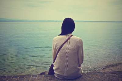 女孩 看着 湖 海洋 海 水 地平线 景观 女士 黑发 长发