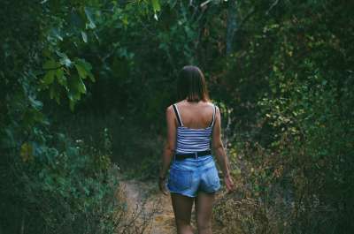 人们 女士 漫步 旅行 冒险 时尚 全套服装 性感的 自然