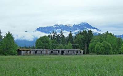 山 草地 自然 绿色 建造 废墟 谷仓 景观 外面 云 春天