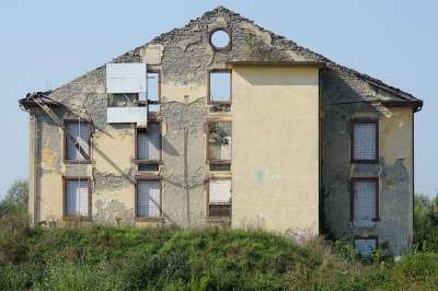 离开的地方 纺 废墟 瓦解 厂区建设 行业 短暂的 杂草丛生