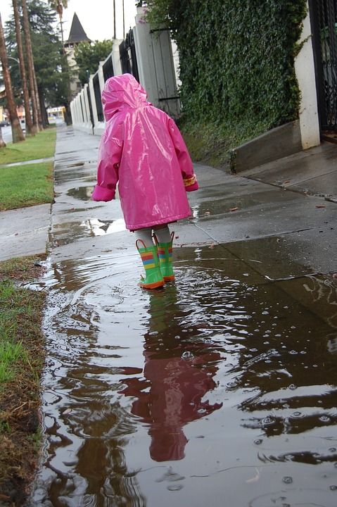 孩子 女孩 雨 水坑 雨衣 粉色的 人行道 下雨 户外 靴子