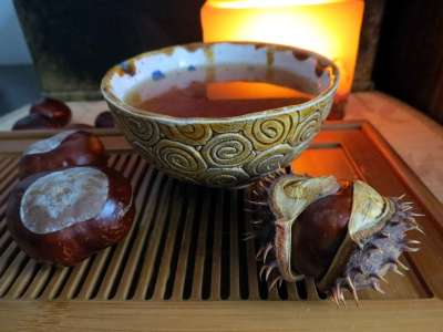 秋天 茶 栗子 蜡烛 光 这个碗 反射 桌子 闪耀 红色的
