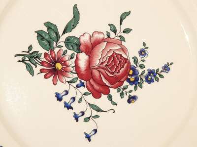 瓷器 盘子 玫瑰 装饰品 红色的 白色的 作画 绘画 印记