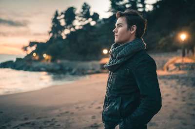 海滩上的日落 海滩 灯 肖像 男人 皮夹克
