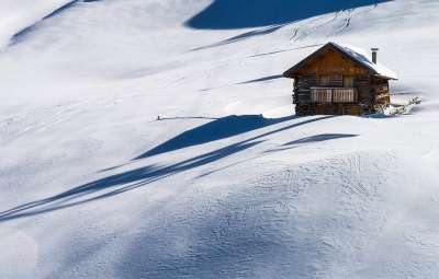 意大利 舱 日志 木头 木制的 独自的 孤立 景观 雪 雪飘
