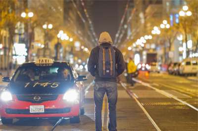 出租车 汽车 人们 背包 卫衣 夹克 牛仔裤 裤子 街道 路