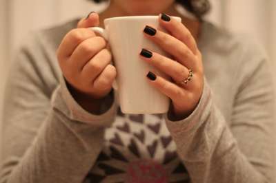 女人 在家里 马克杯 杯子 钉子 卧室 早晨 茶 手指 搪瓷